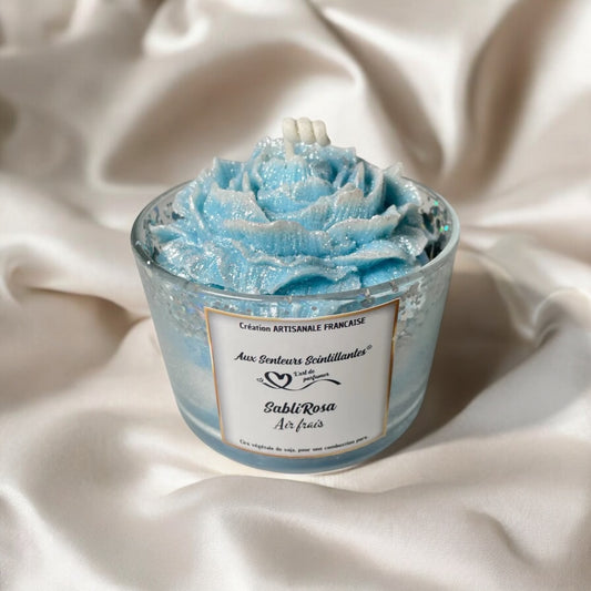 Bougie SabliRosa Air Frais – bougie artisanale pièce unique au parfum frais et léger. Senteur propre, texture sablée et fabrication française. Idéale pour une ambiance zen ou un cadeau original.
