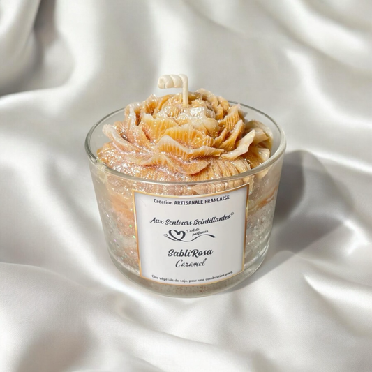 Bougie SabliRosa parfum Caramel – pièce unique à la texture sablée et au parfum fondant. Bougie artisanale française, sucrée et chaleureuse. 30h de combustion. Idéale à offrir ou pour un moment cocooning.
