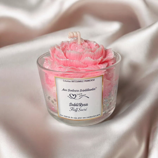Bougie SabliRosa Fluff Sucré – bougie artisanale unique au parfum Barbapapa. Texture sablée, ambiance sucrée et fabrication française. Parfaite pour un cadeau original ou une touche d’enfance.
