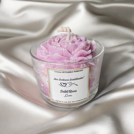 Bougie SabliRosa Luna – création artisanale et pièce unique. Parfum doux et mystique, texture sablée et ambiance relaxante. Fabrication française. Idéale pour créer un moment de calme et d’introspection.
