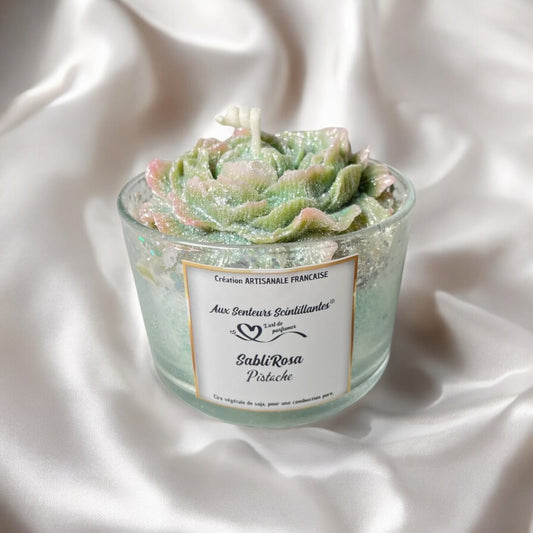 Bougie SabliRosa Pistache – parfum gourmand – texture sablée, ambiance réconfortante et fabrication française. Pièce décorative à allumer ou offrir. 30h de combustion.

