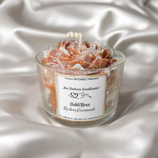 Bougie SabliRosa parfum Rochers Gourmands – une création artisanale unique au parfum chocolat praliné. Texture sablée, ambiance gourmande, fabrication française. Pièce unique à allumer ou offrir.
