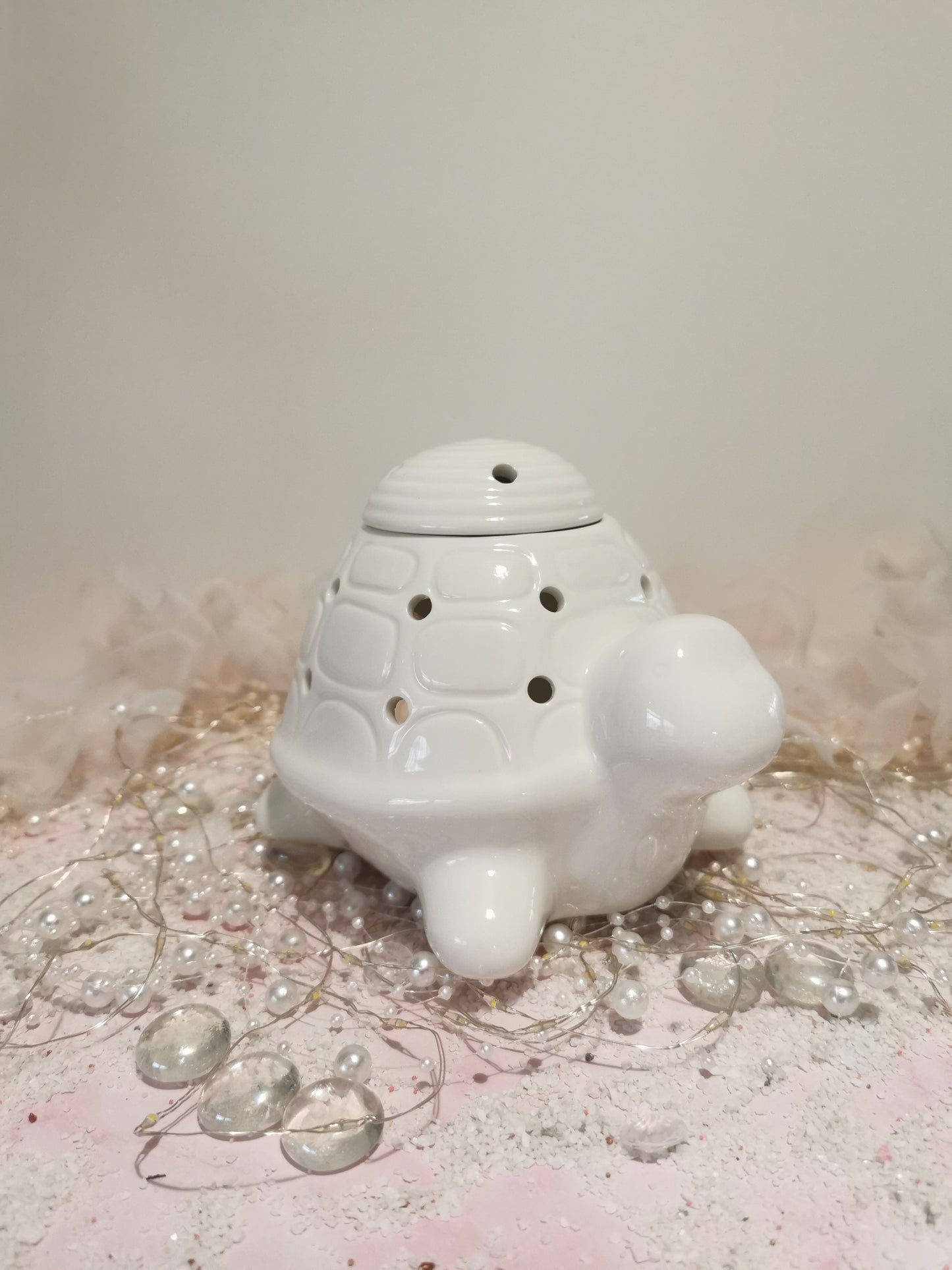 Lety turtle burner in white lacquered ceramic